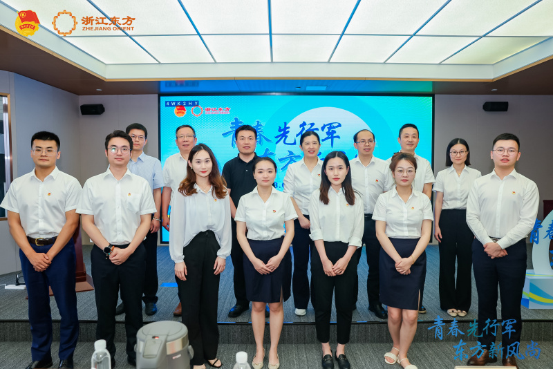 青春先行军 Z6尊龙新风尚合影.jpg
